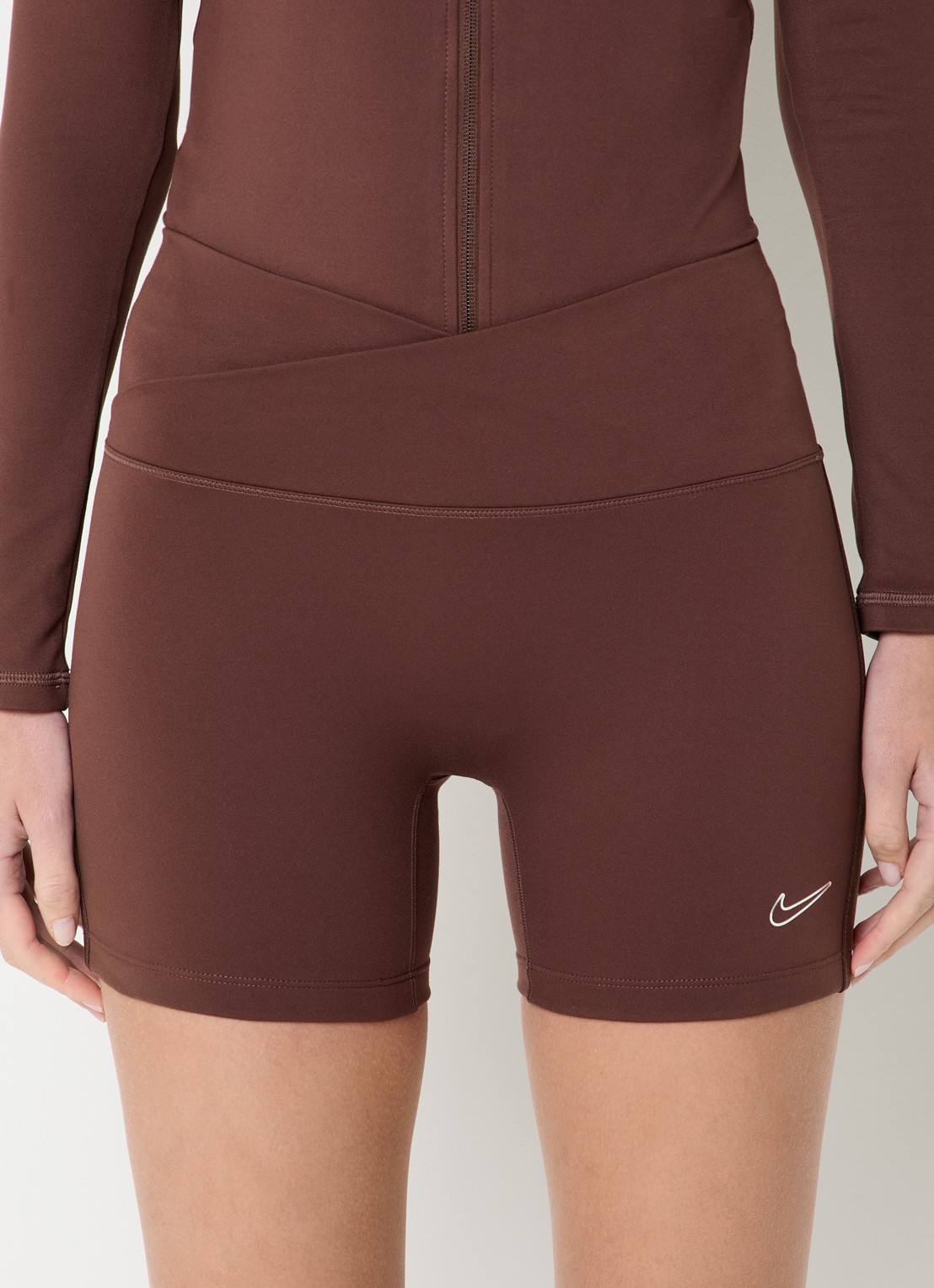 Nike One high waist skinny fit korte trainingsshort met Dri-FIT en logo - detail 4 bruin