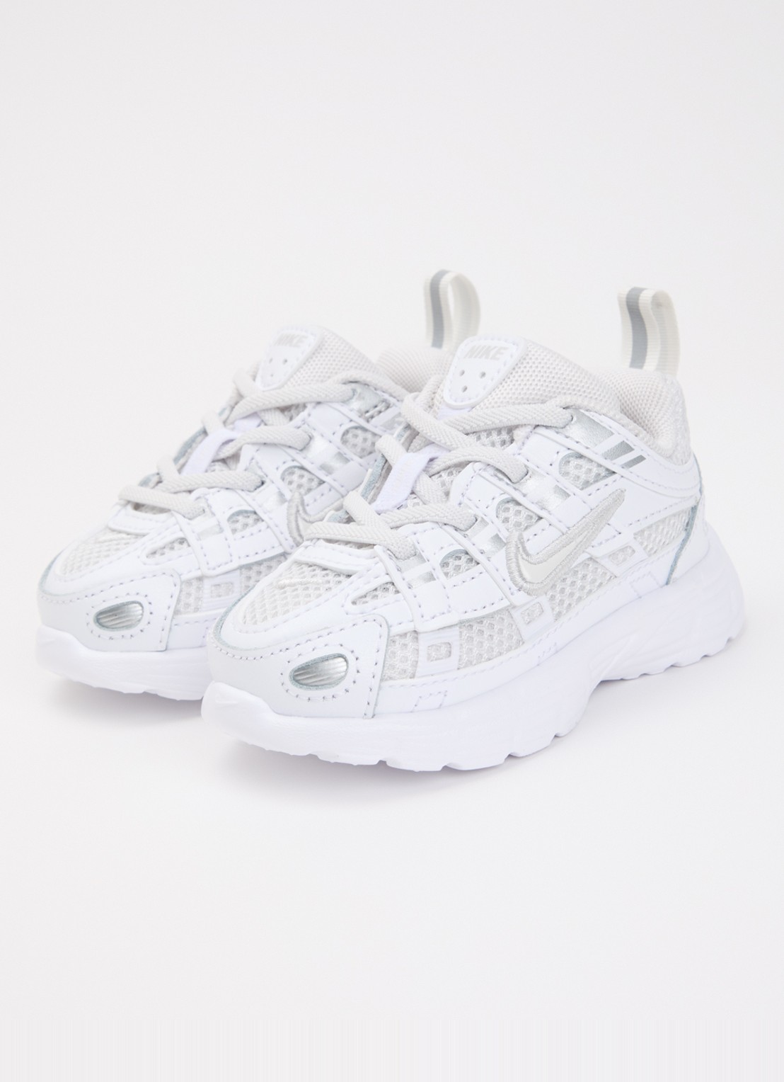 Nike P-6000 sneaker met mesh details - voorkant 2 gebroken wit