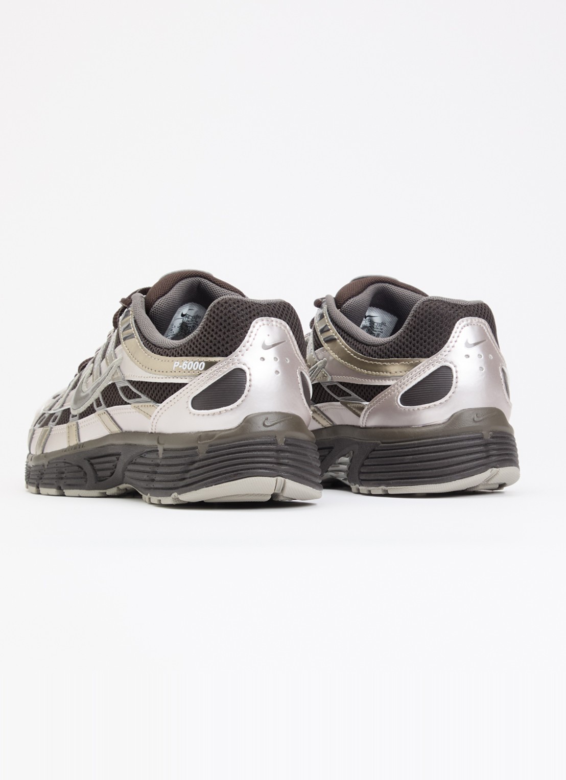Nike P-6000 sneaker van mesh met metallic details - achterkant 4 donkerbruin