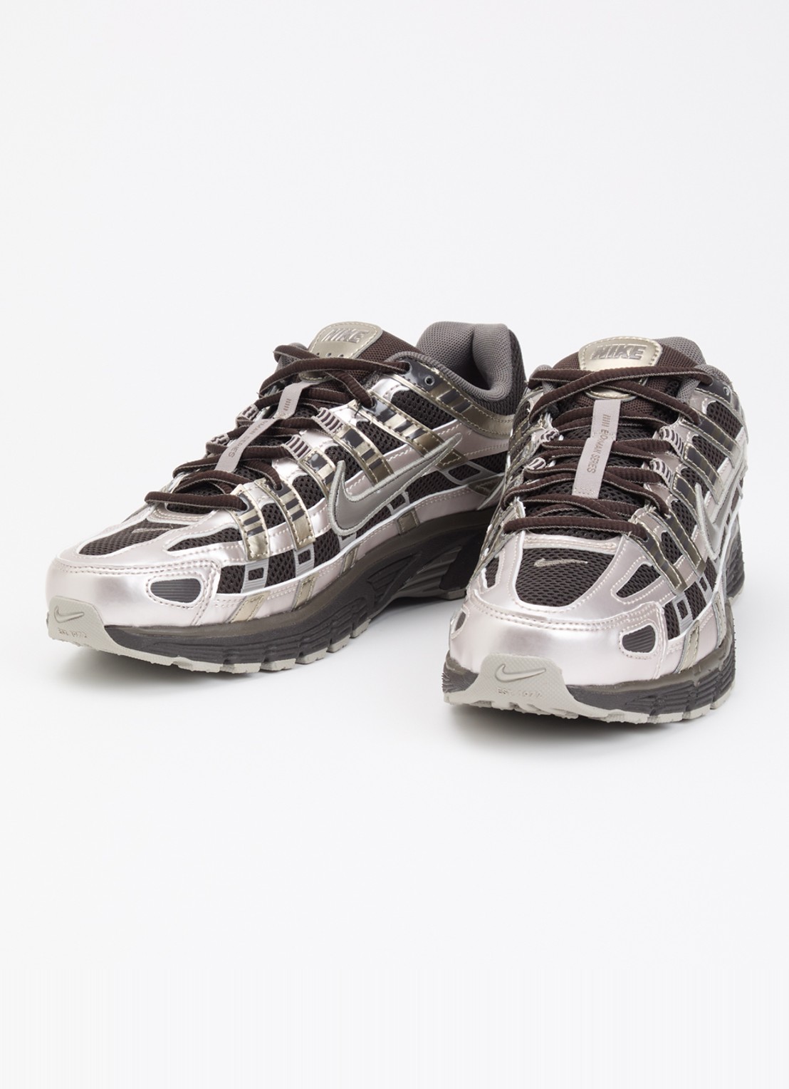 Nike P-6000 sneaker van mesh met metallic details - detail donkerbruin