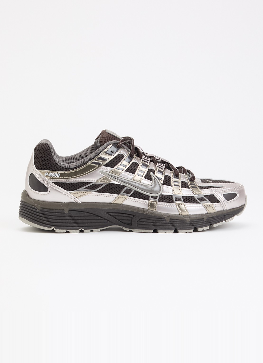 Nike P-6000 sneaker van mesh met metallic details - voorkant 5 donkerbruin