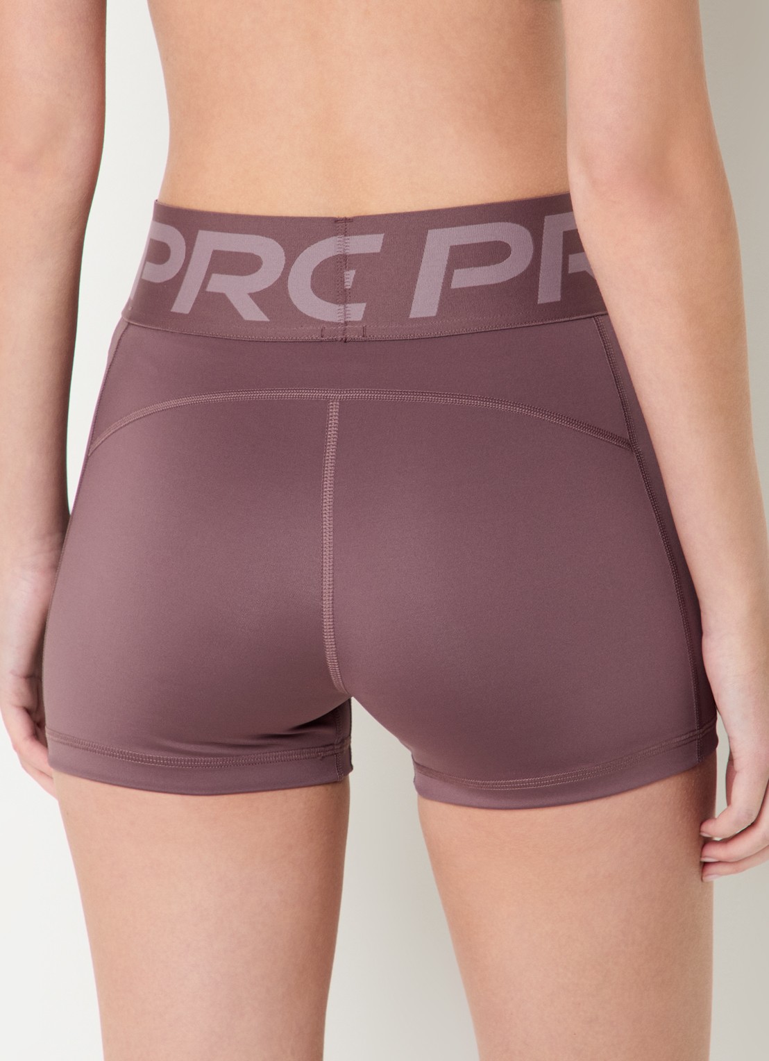 Nike Pro Sculpt high waist skinny fit fietsbroek met dri-FIT en logoband - achterkant taupe