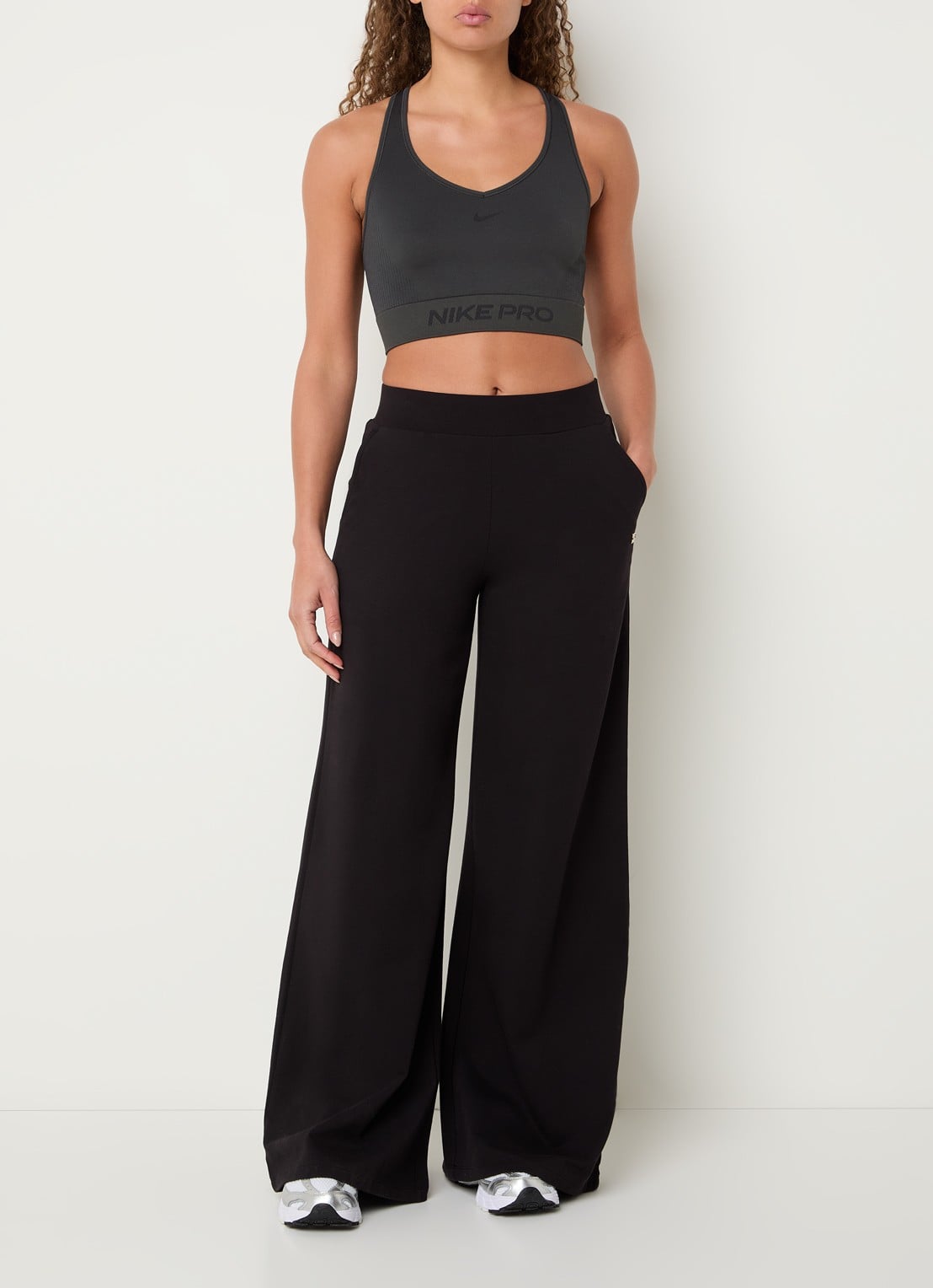 Nike Sport bh met light support en logo - voorkant 3 antraciet