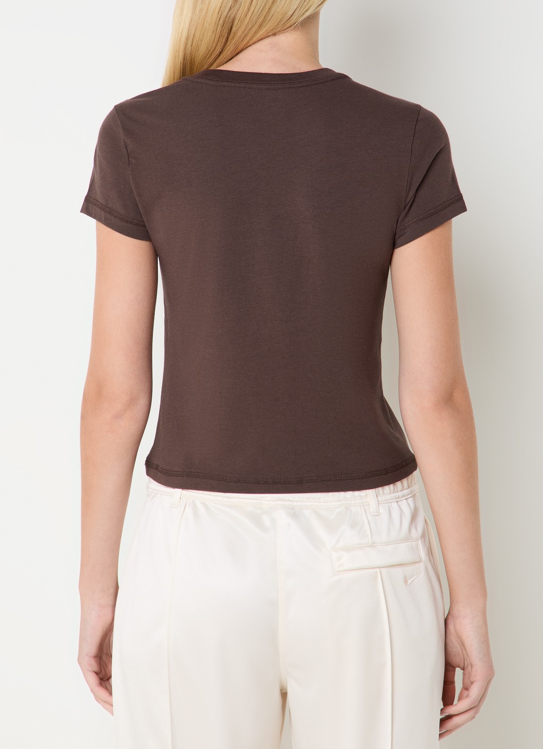 Nike T-shirt met logo en ronde hals - achterkant donkerbruin