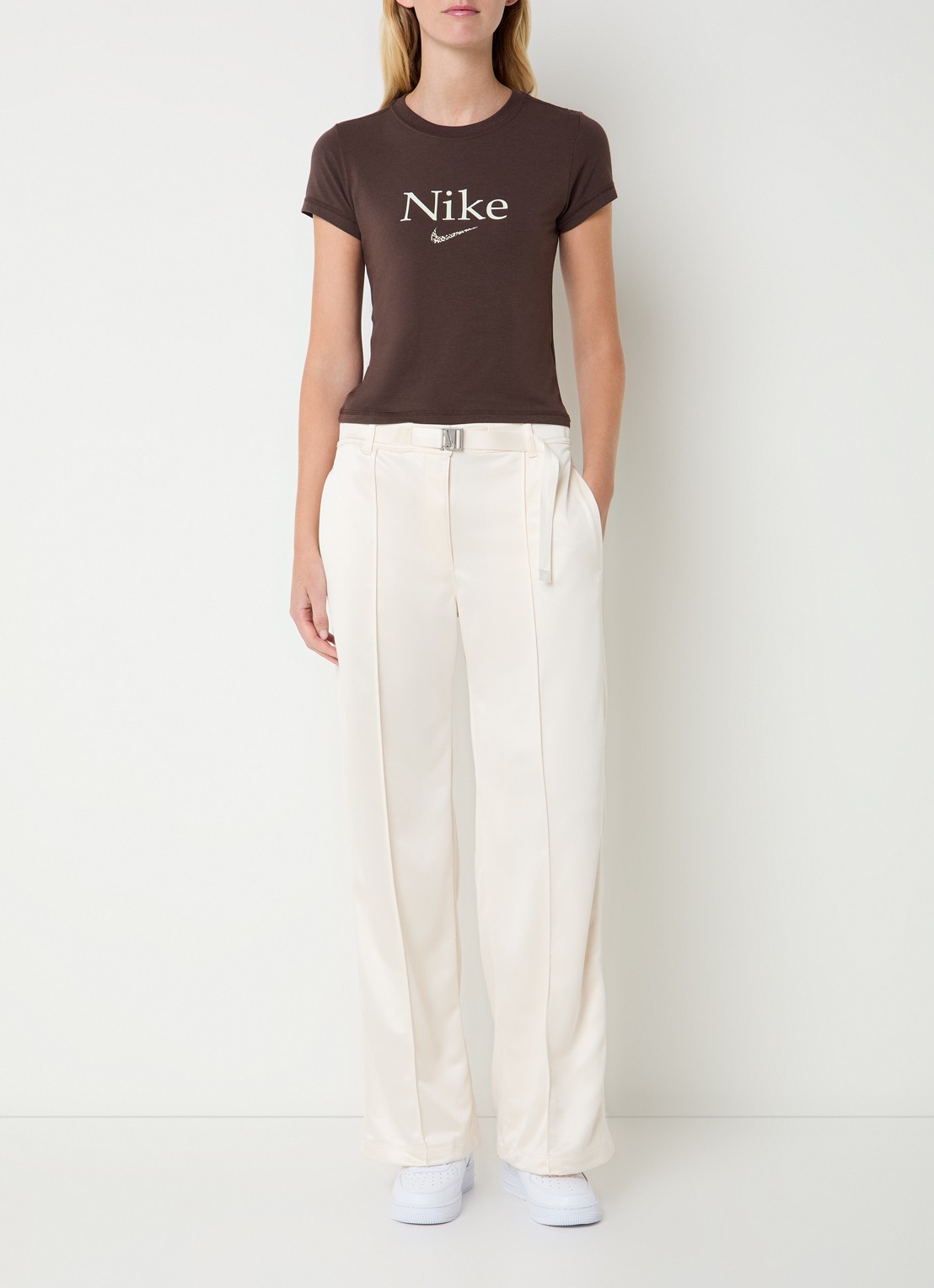 Nike T-shirt met logo en ronde hals - voorkant 3 donkerbruin