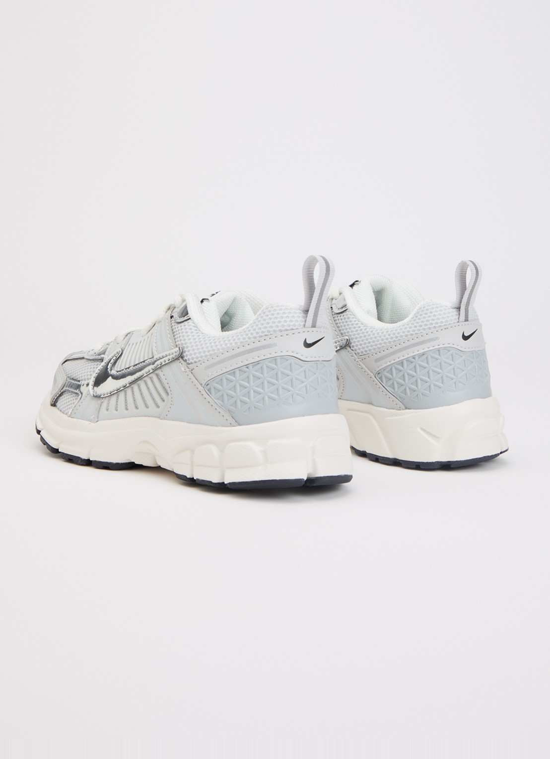 Nike Vomero 5 sneaker met logo en metallic details  - achterkant 4 zilver