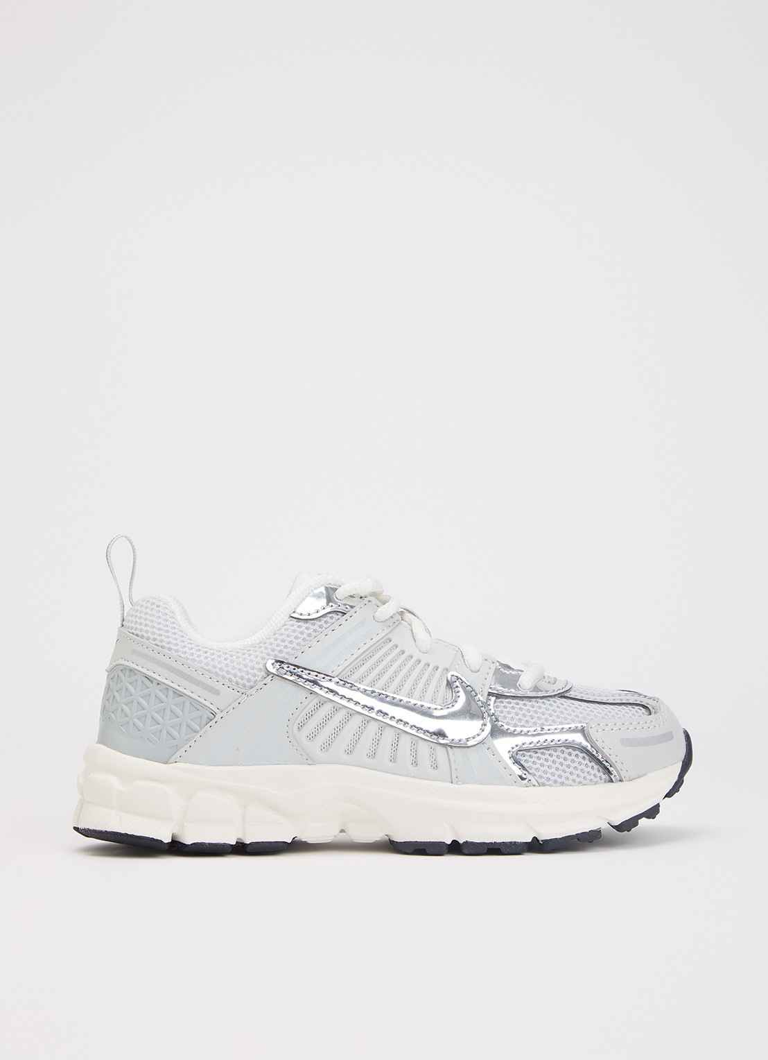 Nike Vomero 5 sneaker met logo en metallic details  - voorkant zilver