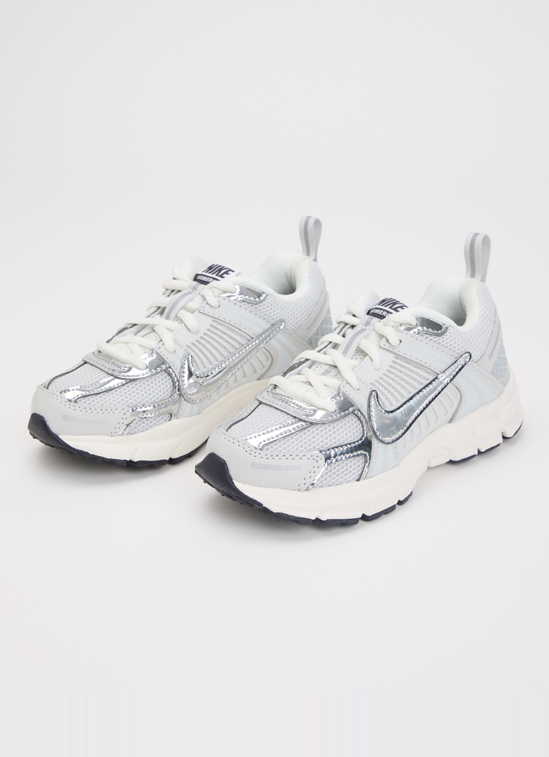 Nike Vomero 5 sneaker met logo en metallic details  - voorkant 2 zilver