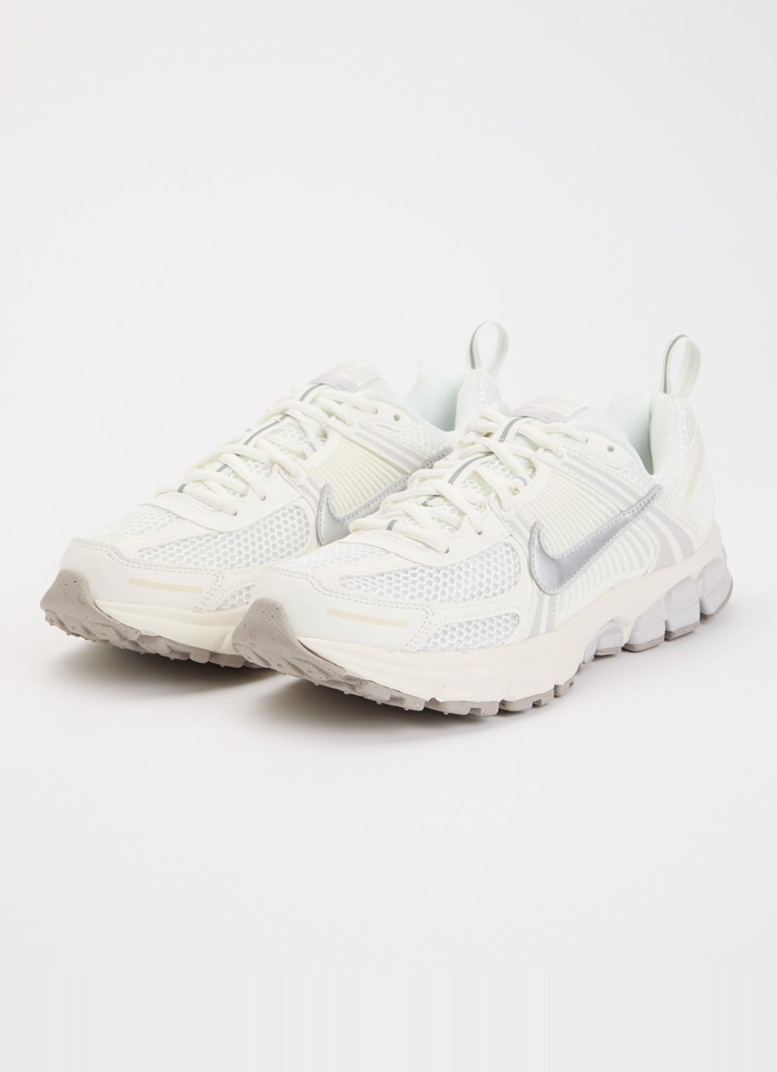 Nike Vomero 5 sneaker met mesh details - voorkant 4 gebroken wit