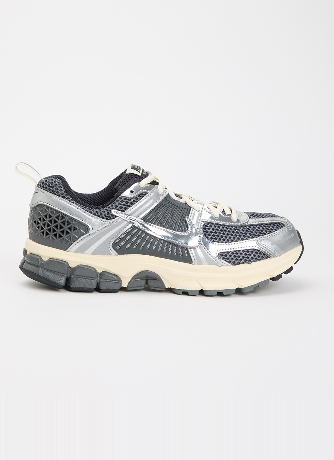 Nike Vomero 5 sneaker met mesh details - voorkant 4 grijs