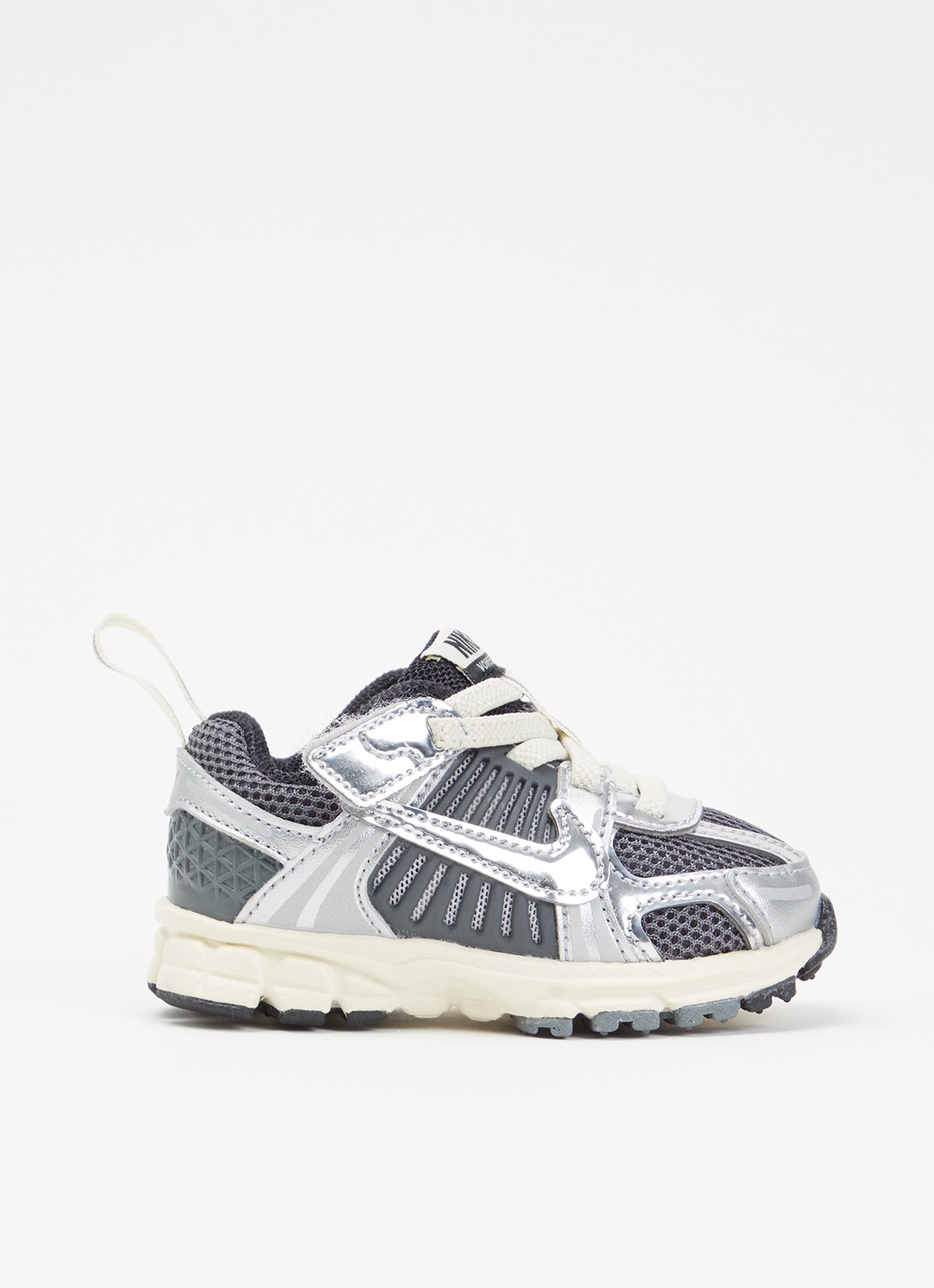 Nike Vomero 5 sneaker met metallic details - voorkant zilver