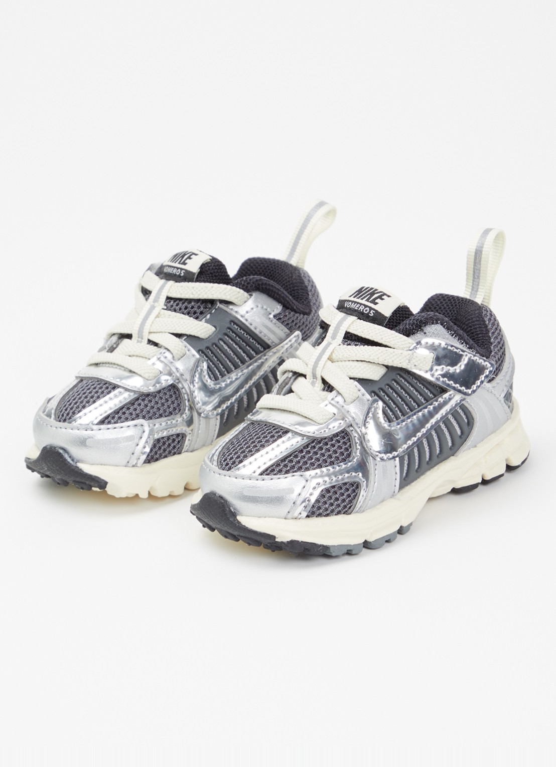 Nike Vomero 5 sneaker met metallic details - voorkant 2 zilver