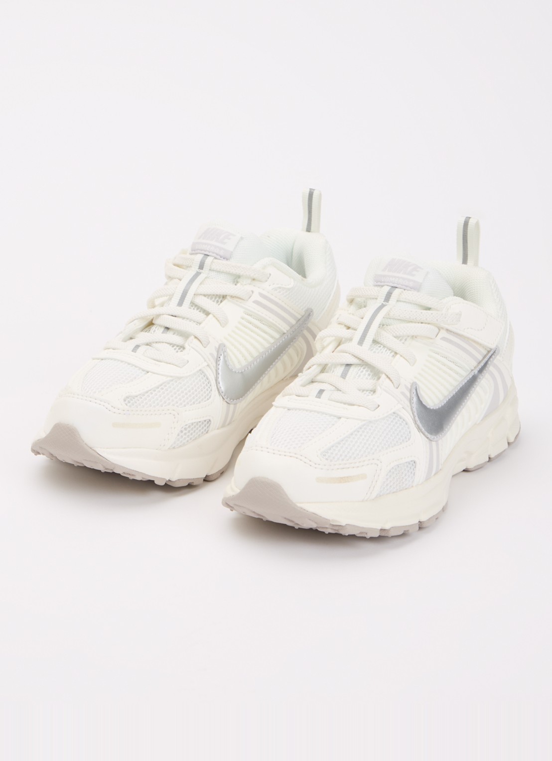 Nike Vomero sneaker met mesh details - voorkant 2 wit