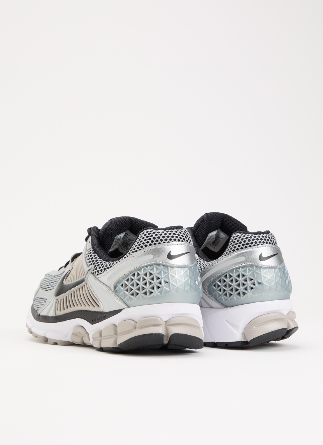 Nike Zoom Vomero 5 sneaker met mesh details - achterkant zilver