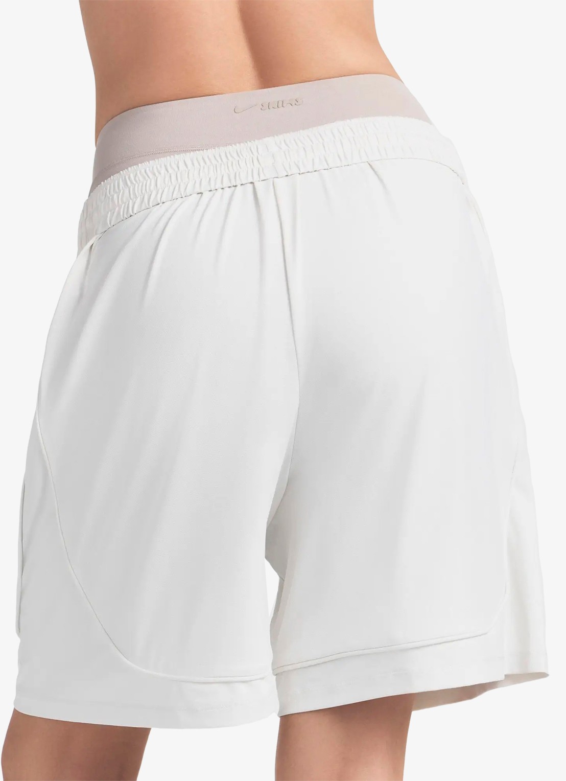 NikeSKIMS Airy mid waist loose fit korte broek met ritszakken - achterkant wit