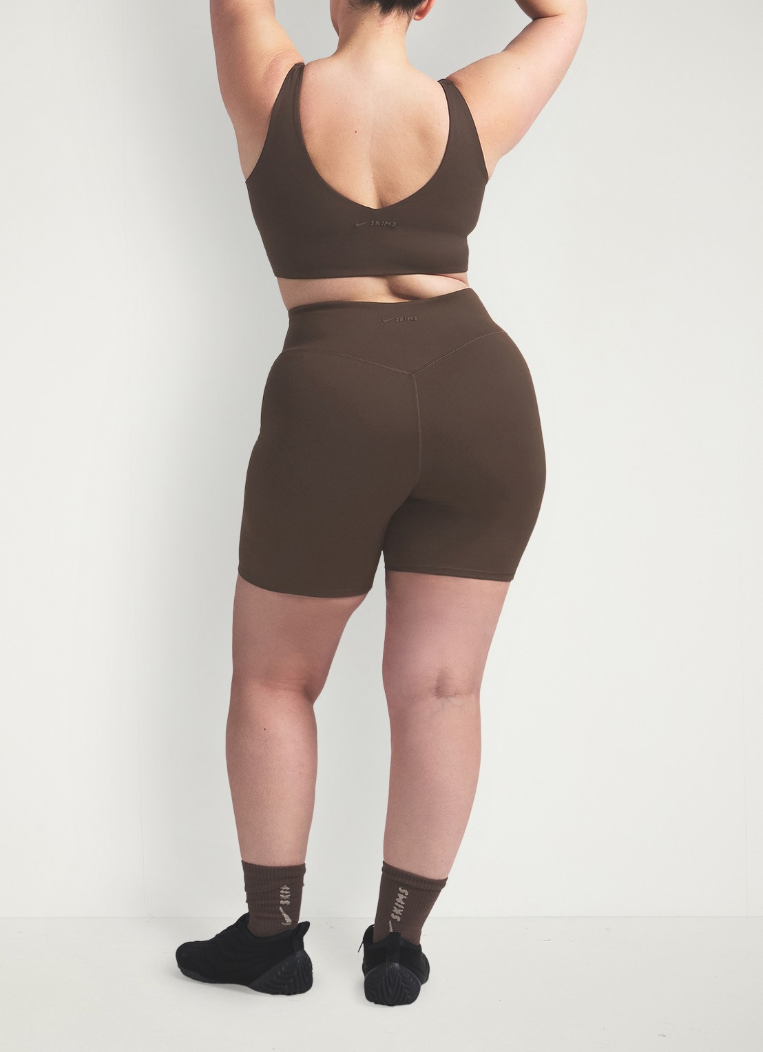 NikeSKIMS Matte high waist skinny fit korte trainingslegging - achterkant 5 lichtbruin