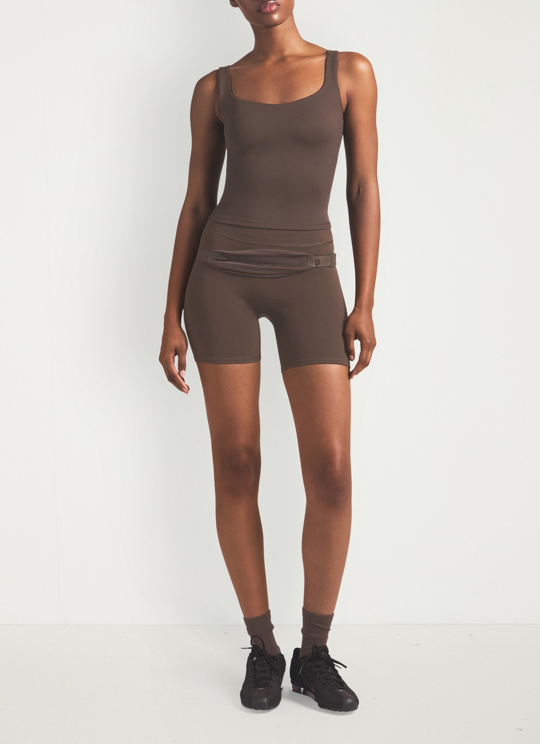 NikeSKIMS Matte trainings crop top met stretch - voorkant 2 lichtbruin