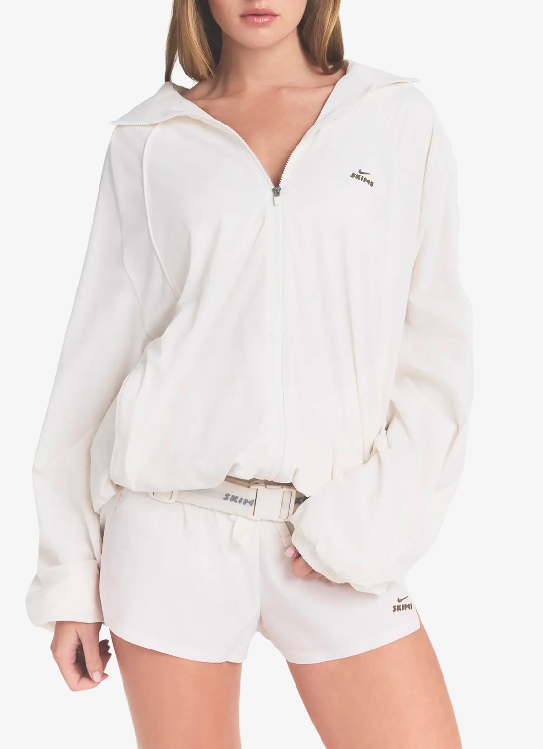 NikeSKIMS Oversized trackvest met logo en ritszakken - detail ivoor