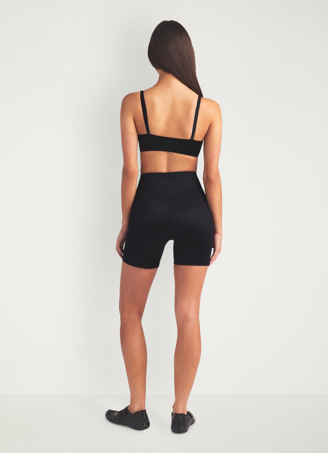 NikeSKIMS Satin Shine high waist fietsbroek - achterkant 6 zwart