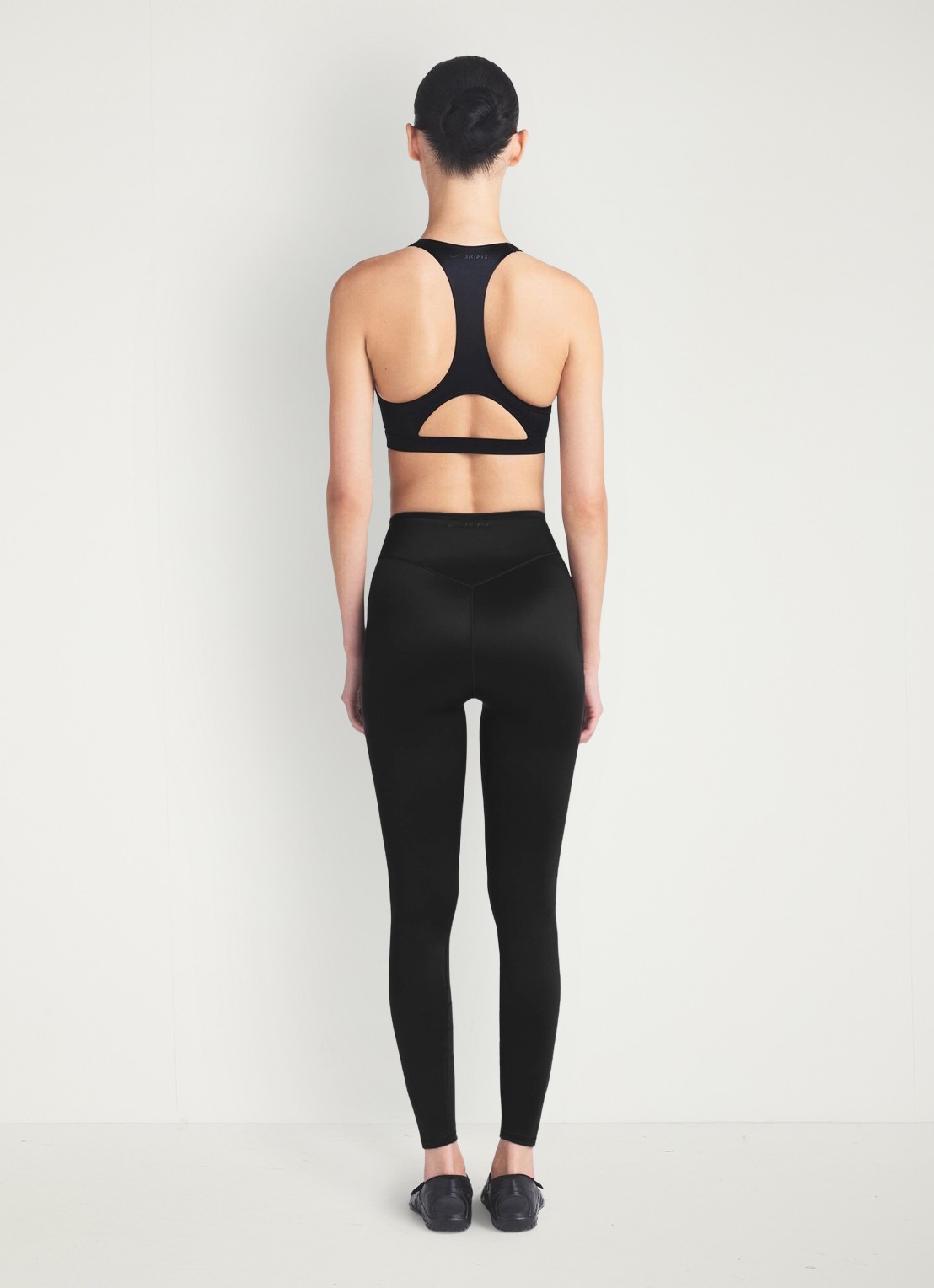 NikeSKIMS Satin Shine high waist legging - achterkant 3 zwart