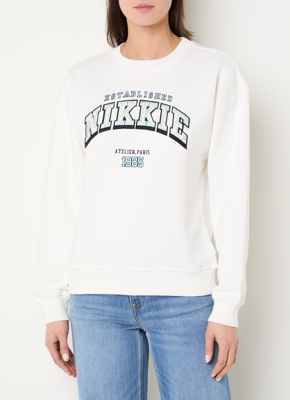 NIKKIE 1985 Sweater met logo - detail 3 wit