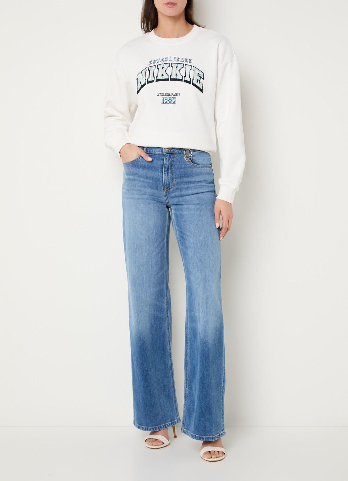 NIKKIE 1985 Sweater met logo - voorkant 2 wit