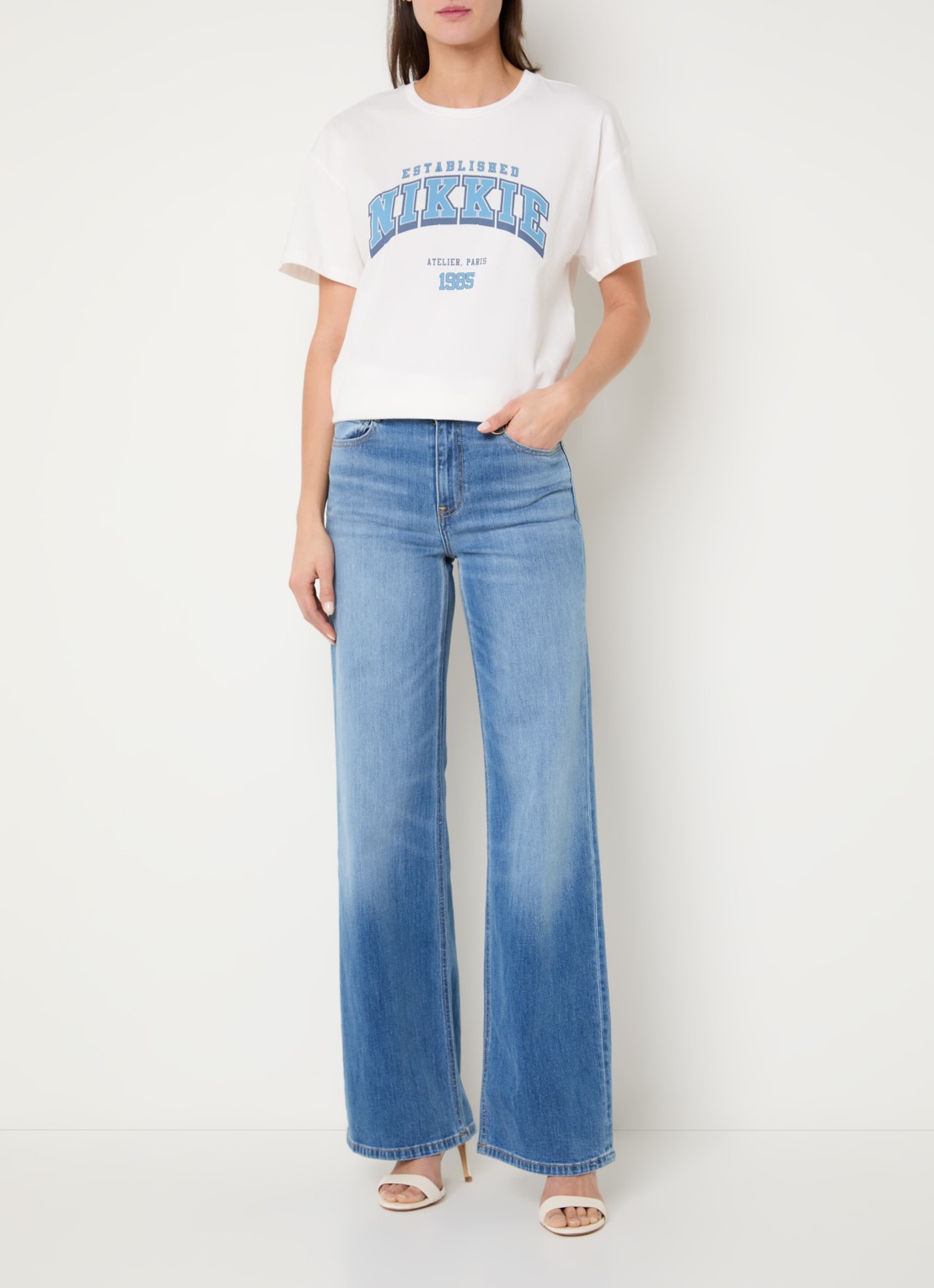 NIKKIE 1985 T-shirt met logo - voorkant 3 wit