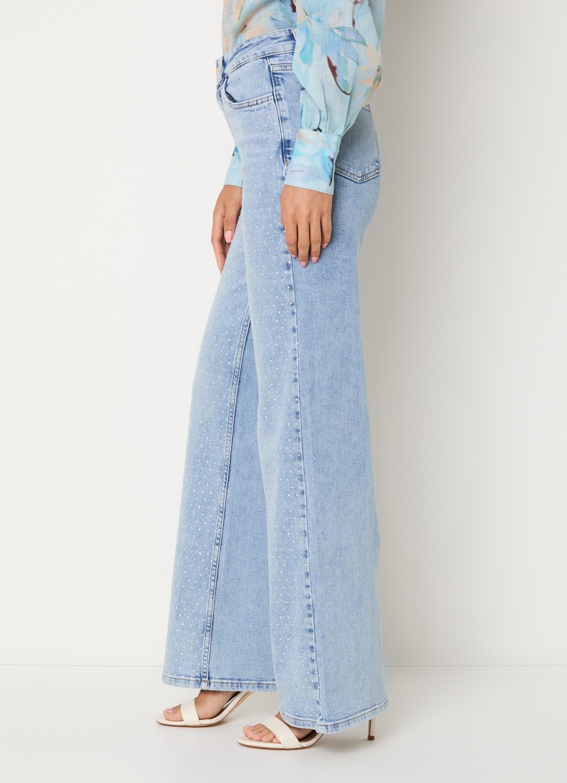 NIKKIE Abigail mid waist straight leg jeans met lichte wassing en strass - detail 5 indigo