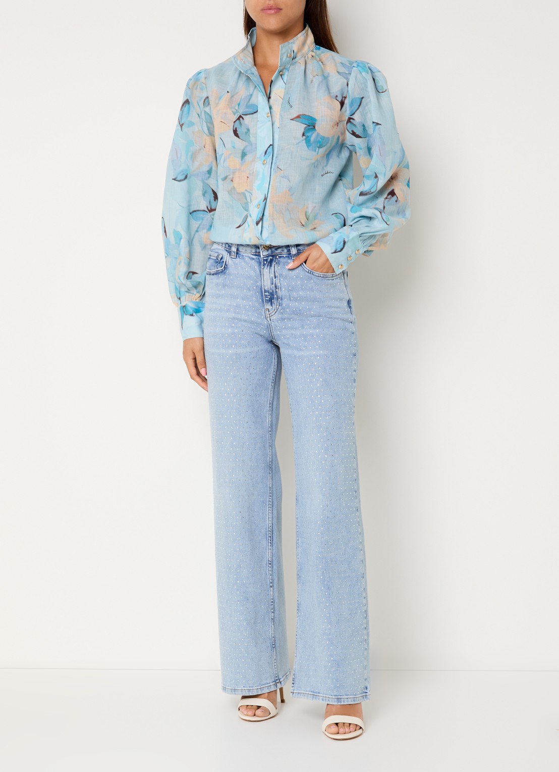 NIKKIE Abigail mid waist straight leg jeans met lichte wassing en strass - voorkant 2 indigo