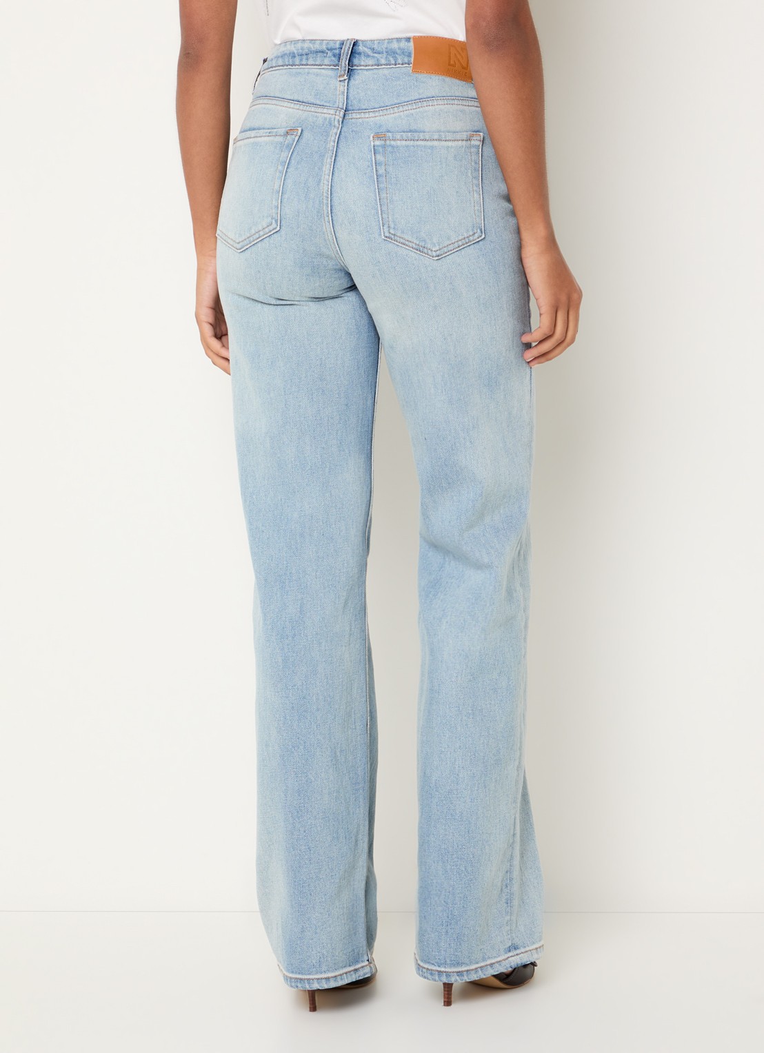 NIKKIE Aina high waist straight leg jeans met lichte wassing - achterkant 3 indigo