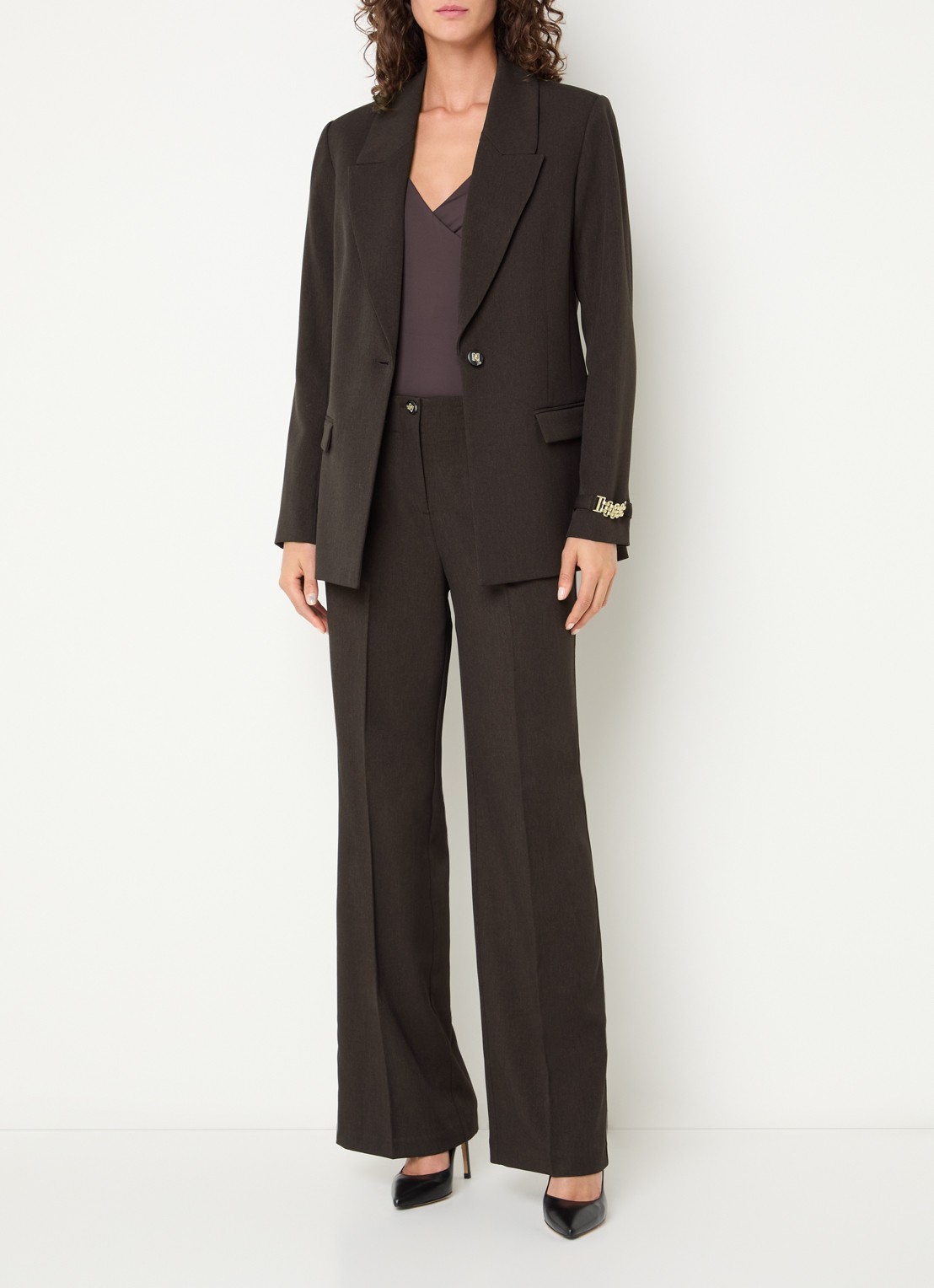 NIKKIE Aisley blazer met klepzakken - voorkant 3 chocoladebruin