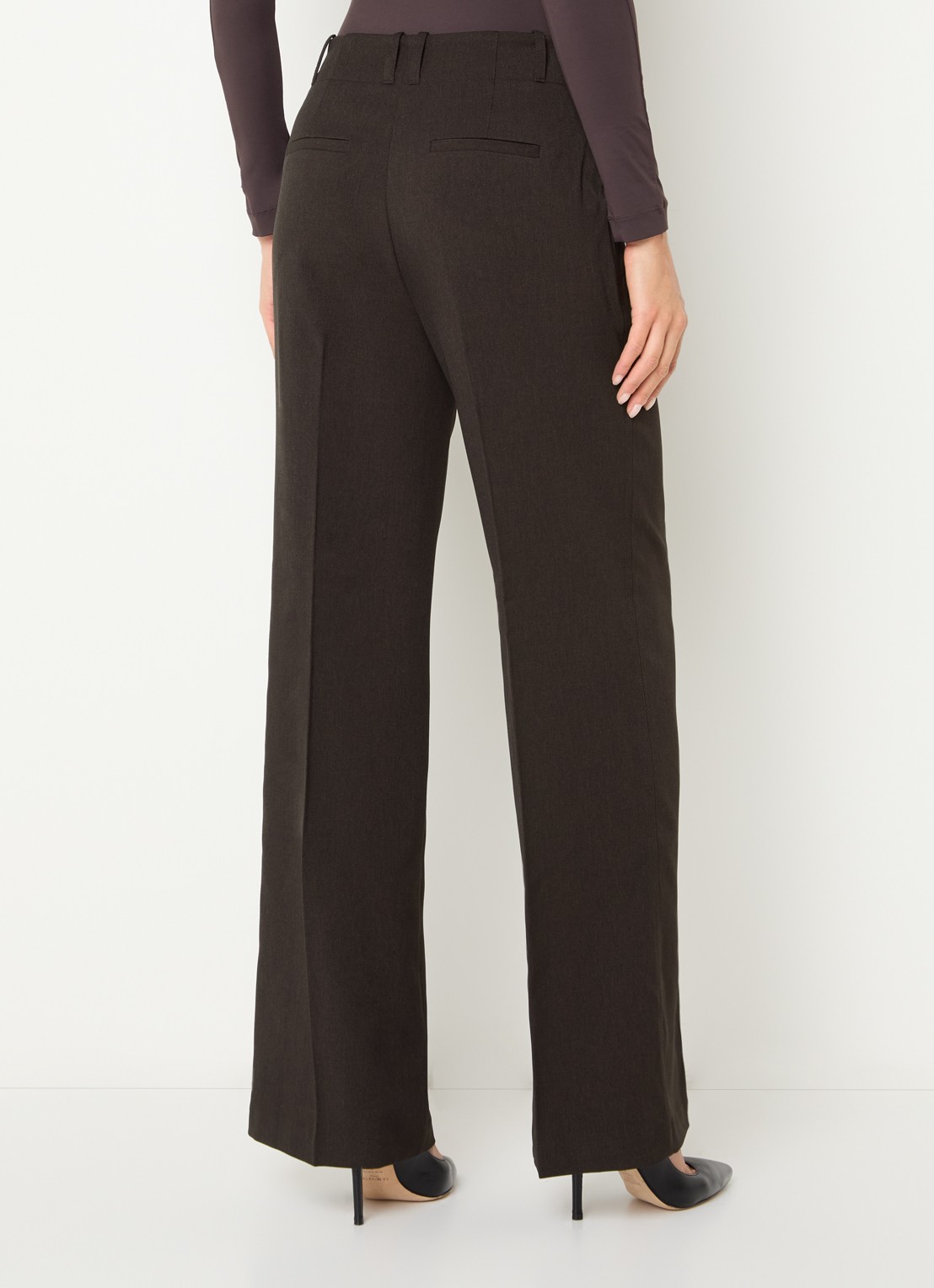 NIKKIE Aisley high waist straight fit pantalon met persplooi - achterkant 2 chocoladebruin