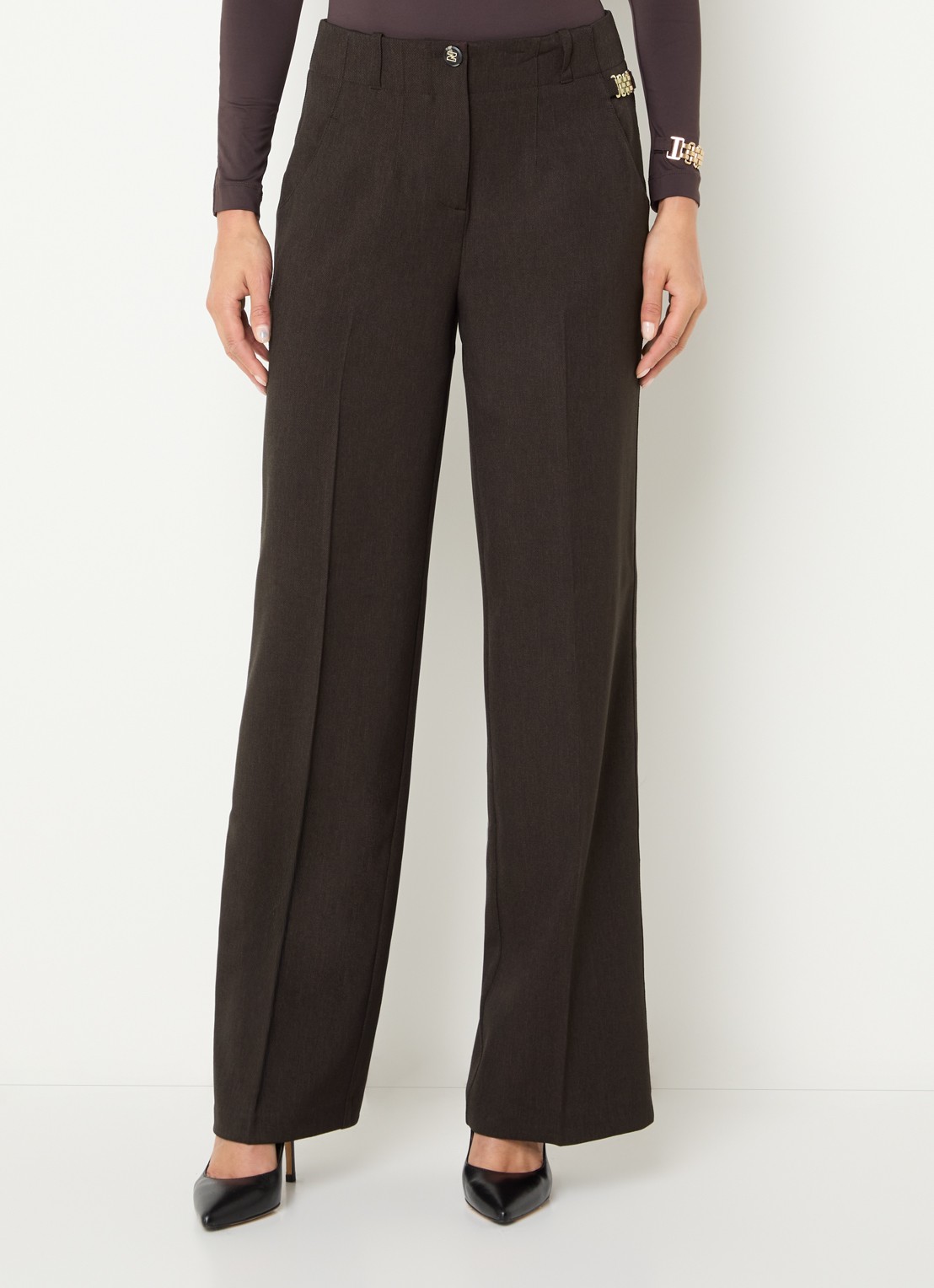 NIKKIE Aisley high waist straight fit pantalon met persplooi - detail chocoladebruin