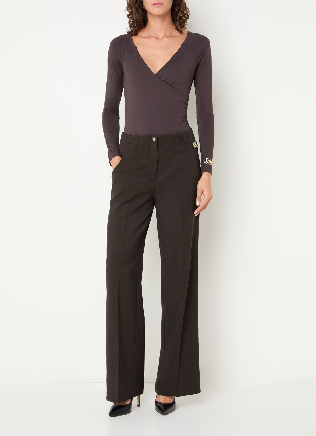 NIKKIE Aisley high waist straight fit pantalon met persplooi - voorkant 4 chocoladebruin