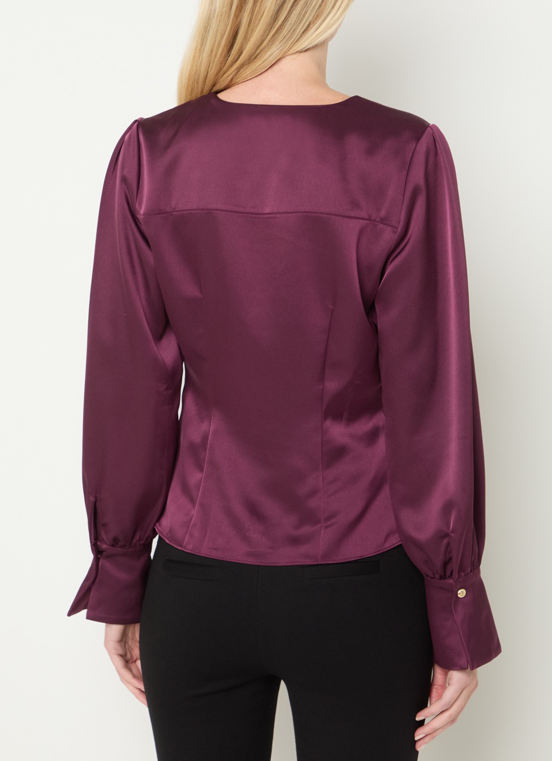NIKKIE Aivy asymmetrische top van satijn met plooidetail - achterkant aubergine