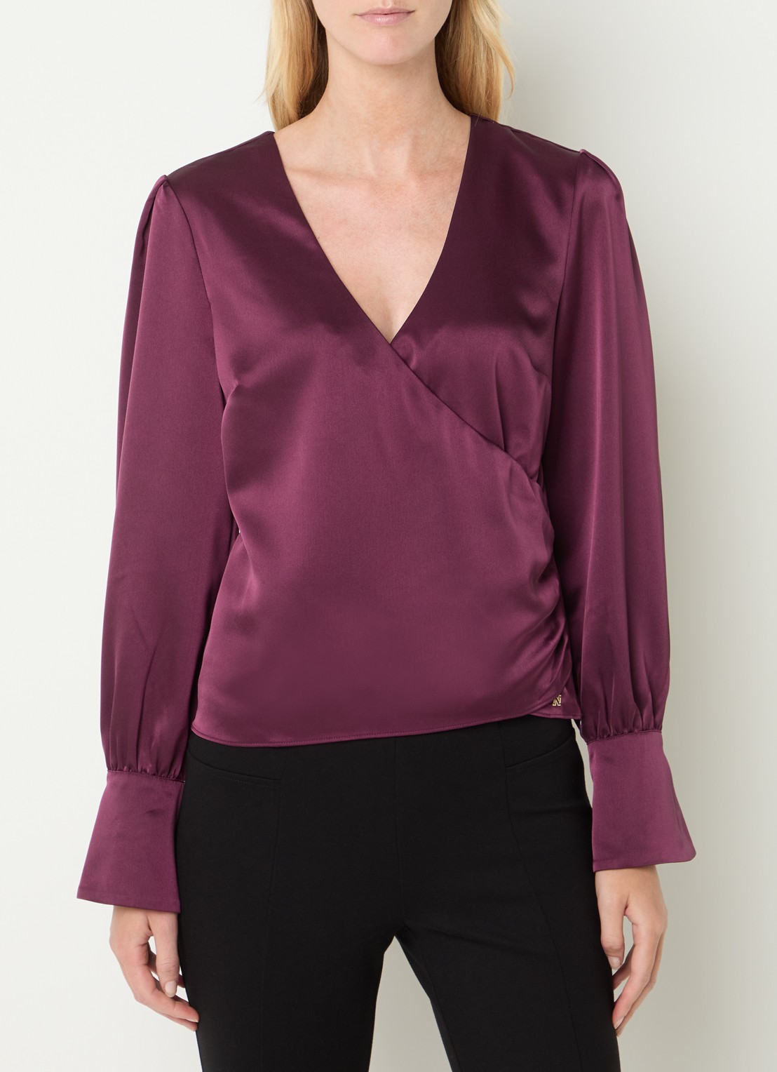 NIKKIE Aivy asymmetrische top van satijn met plooidetail - detail 4 aubergine