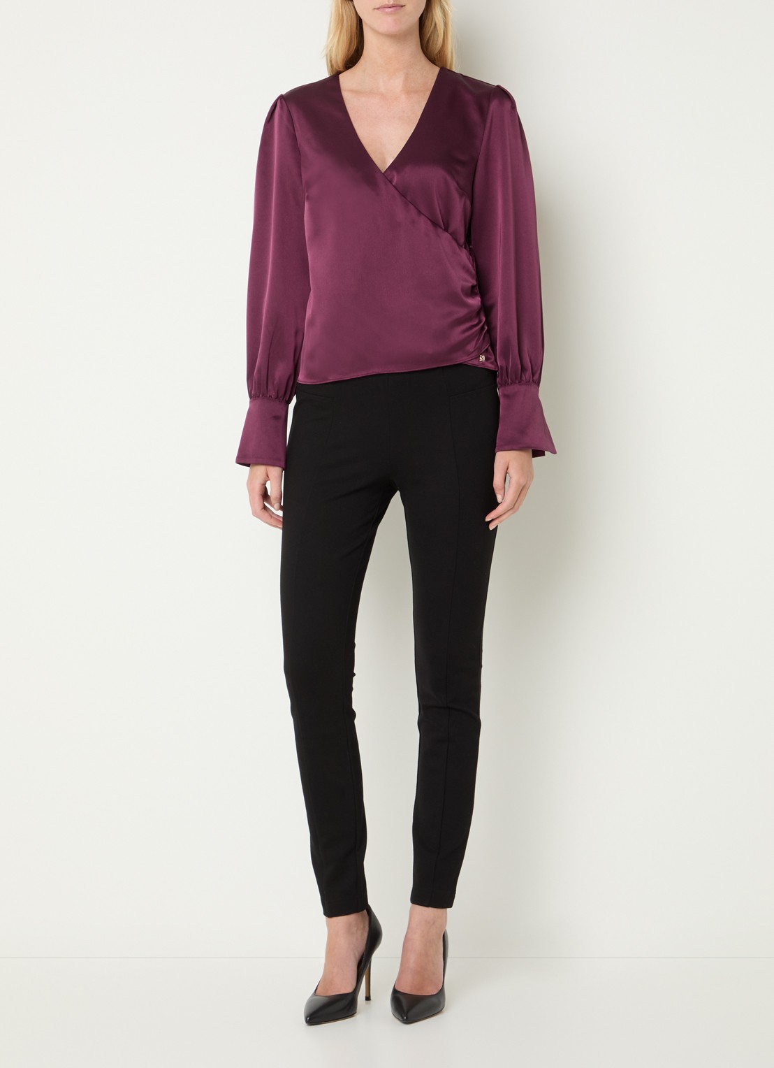 NIKKIE Aivy asymmetrische top van satijn met plooidetail - voorkant 3 aubergine