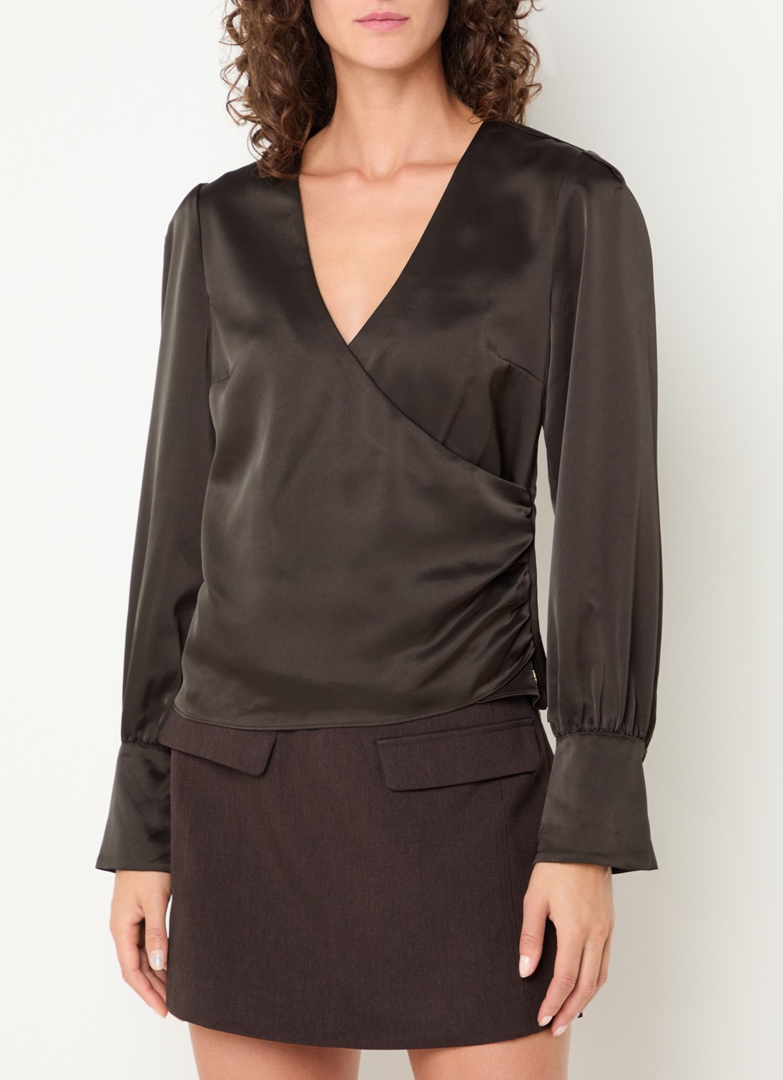 NIKKIE Aivy asymmetrische top van satijn met plooidetail - detail 4 chocoladebruin