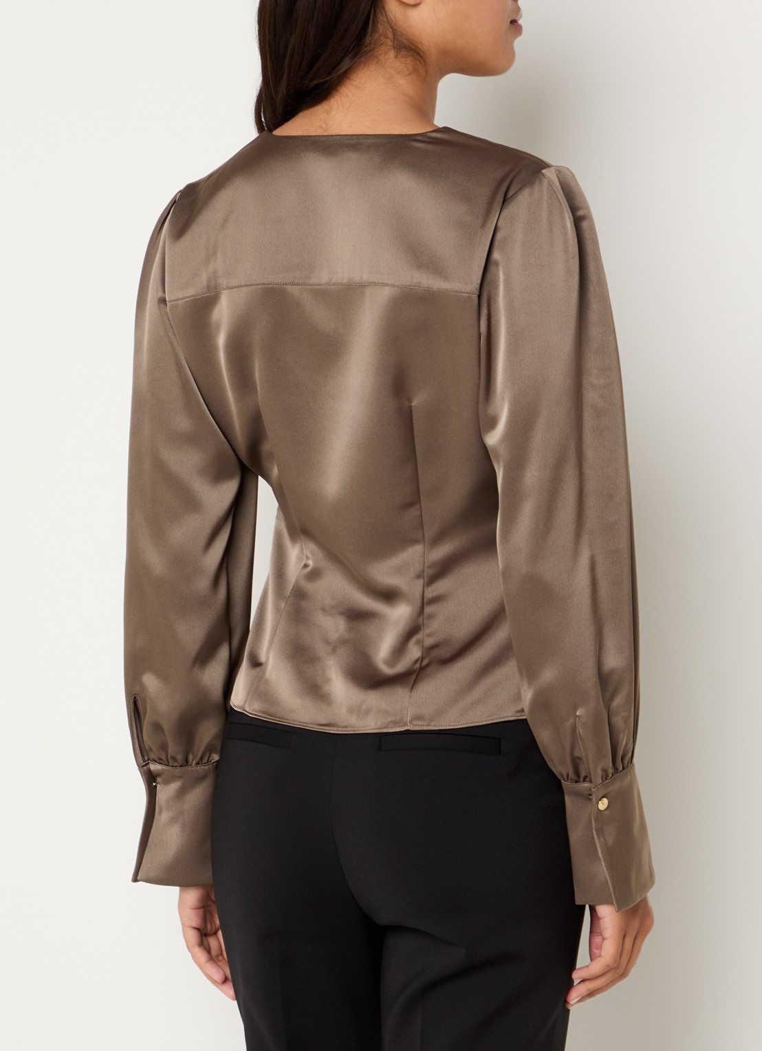 NIKKIE Aivy asymmetrische top van satijn met plooidetail - achterkant 2 donkerkhaki