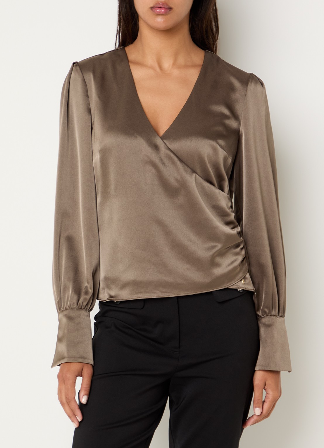 NIKKIE Aivy asymmetrische top van satijn met plooidetail - detail 2 chocoladebruin