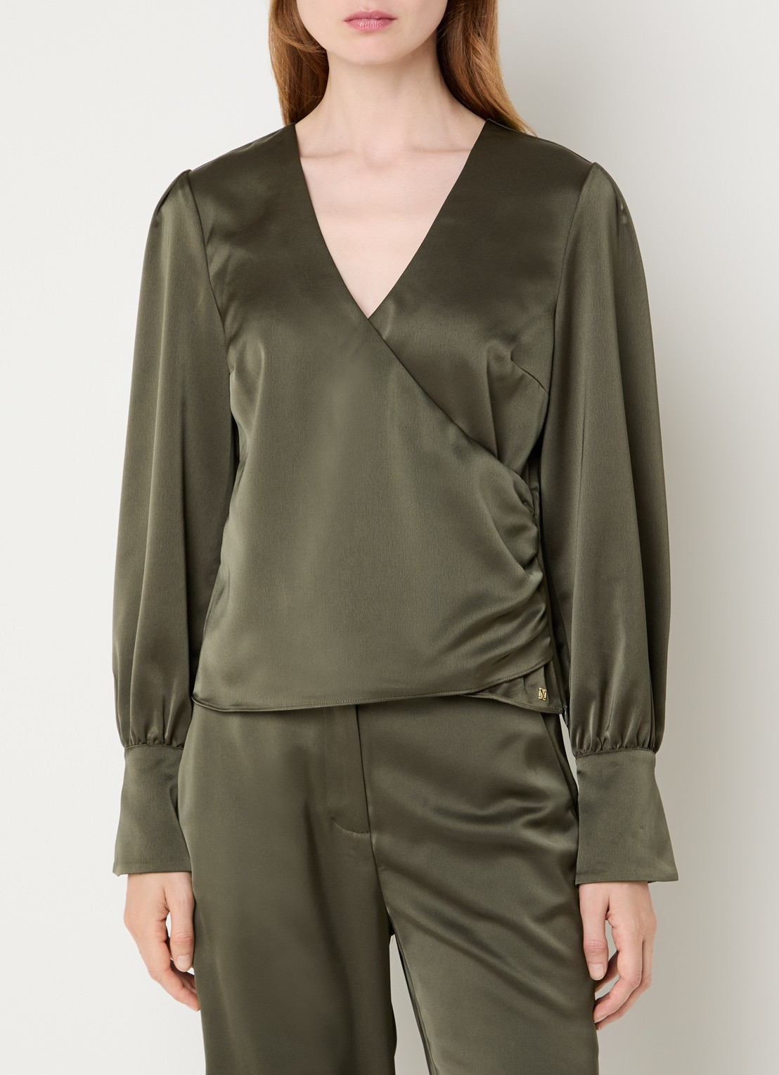 NIKKIE Aivy asymmetrische top van satijn met plooidetail - detail 4 bronsgroen