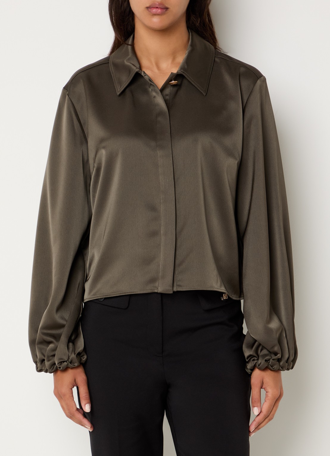 NIKKIE Aivy blouse van satijn met ruches - detail 3 mosgroen
