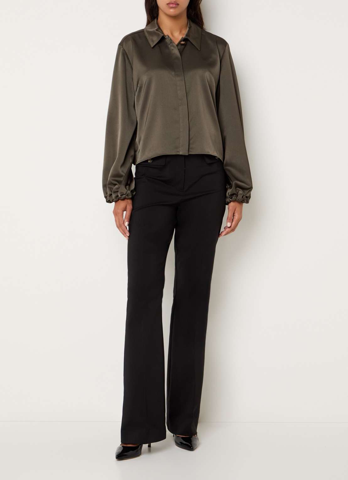 NIKKIE Aivy blouse van satijn met ruches - voorkant 2 mosgroen