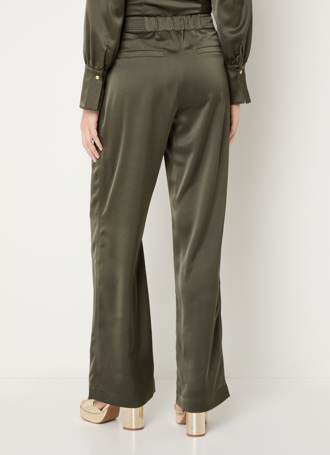 NIKKIE Aivy high waist loose fit pantalon van satijn - achterkant 3 bronsgroen