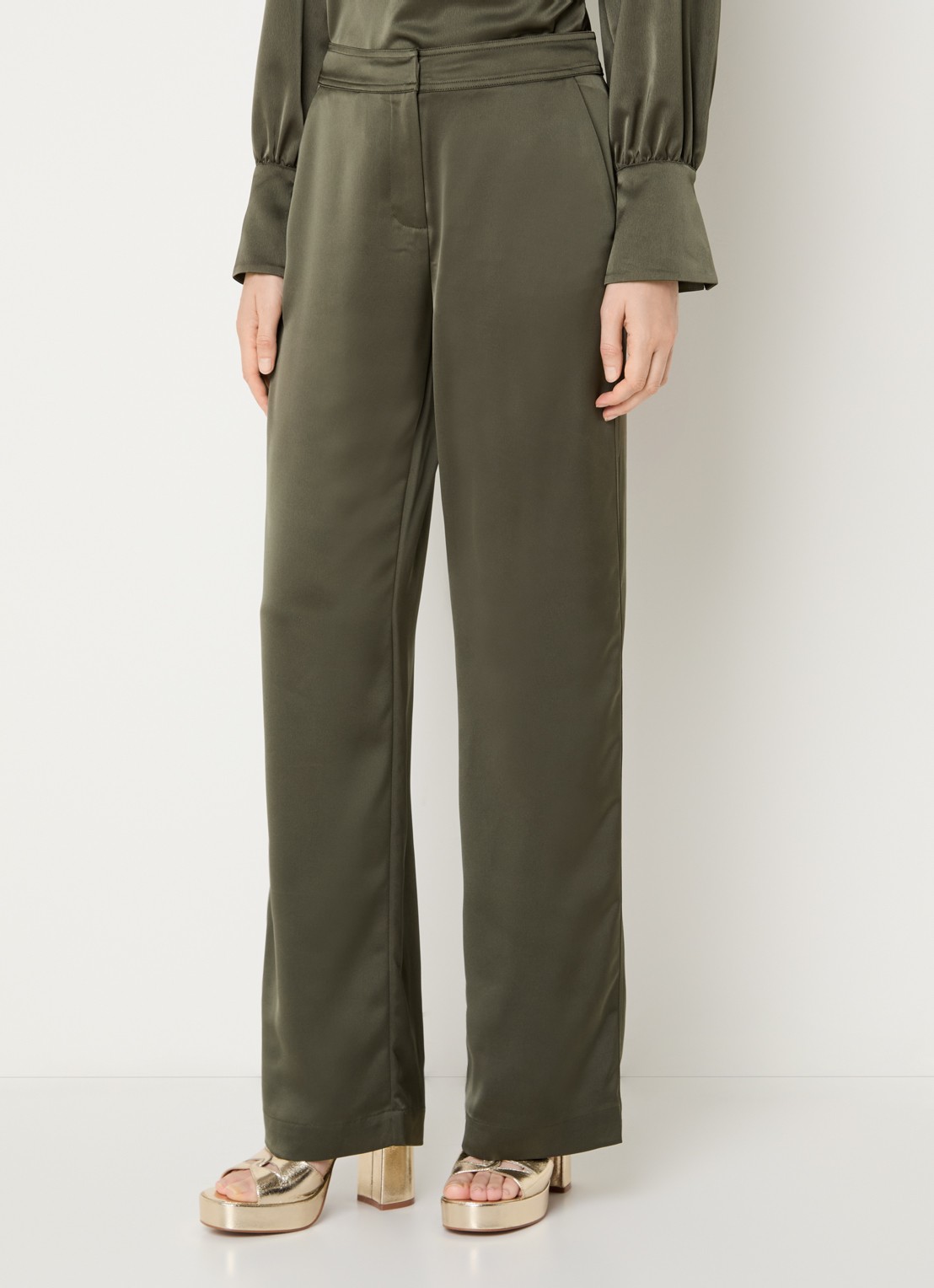NIKKIE Aivy high waist loose fit pantalon van satijn - detail 4 bronsgroen