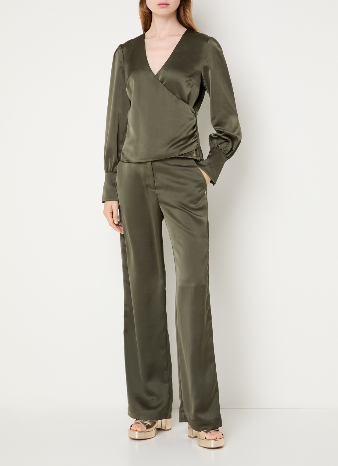 NIKKIE Aivy high waist loose fit pantalon van satijn - voorkant 2 bronsgroen