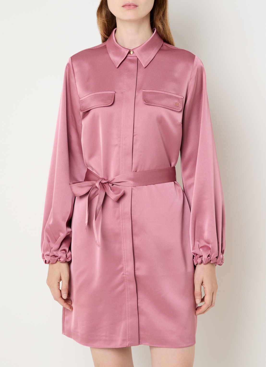 NIKKIE Aivy midi blousejurk van satijn - detail oudroze