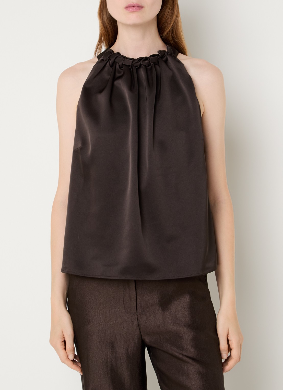 NIKKIE Aivy mouwloze haltertop van satijn - detail creme