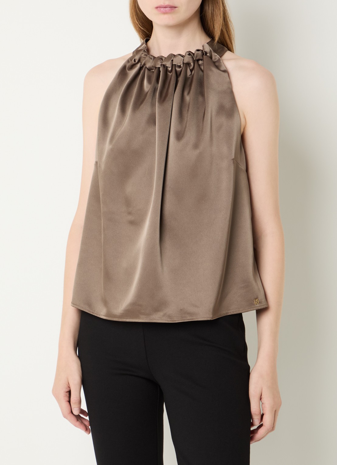 NIKKIE Aivy mouwloze haltertop van satijn - detail 4 khaki