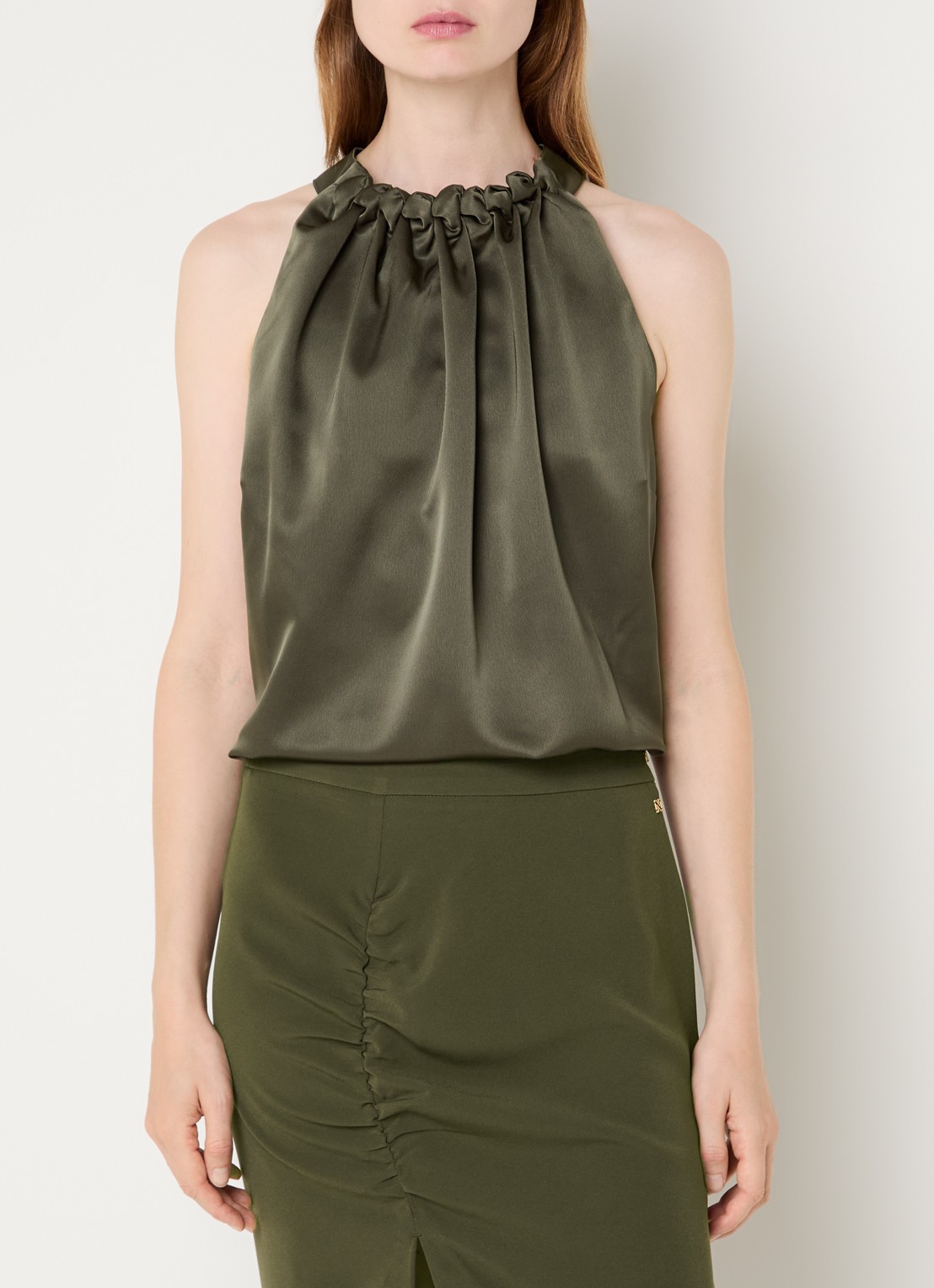 NIKKIE Aivy mouwloze haltertop van satijn - detail 4 taupe